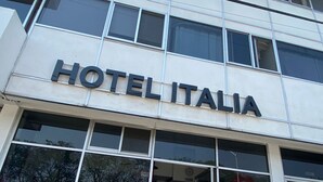 A hotel named HOTEL ITALIA with a modern facade, large windows, and a visible entrance. - Hotel Italia Aguascalientes (Aguascalientes)