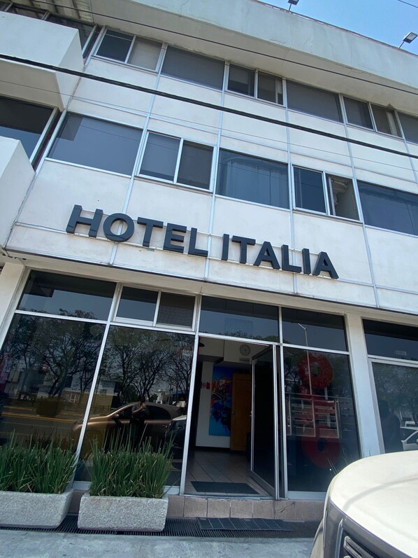 A hotel named HOTEL ITALIA with a modern facade, large windows, and a visible entrance. - Hotel Italia Aguascalientes (Aguascalientes)