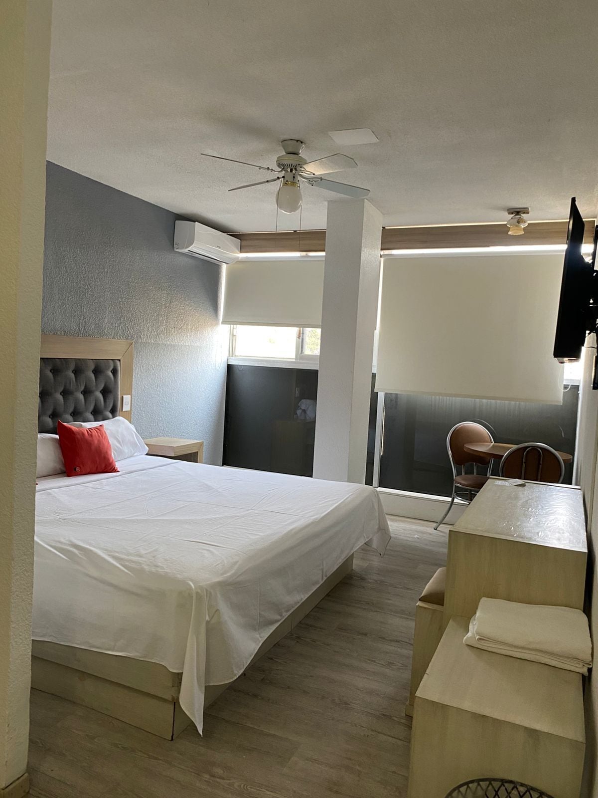 Habitación estándar, 1 cama King size | Tabla de planchar con plancha, wifi gratis y ropa de cama 