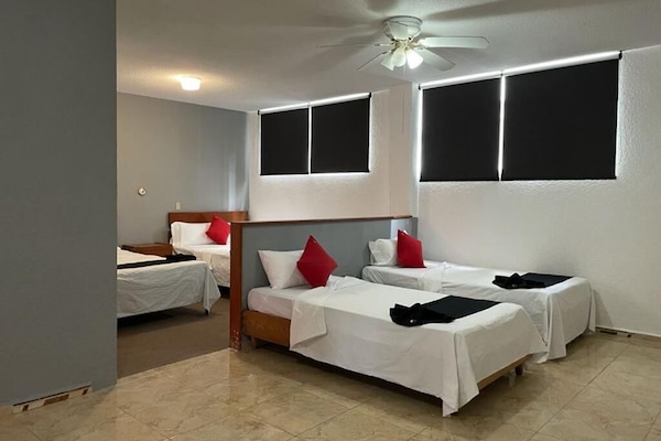 Tabla de planchar con plancha, wifi gratis y ropa de cama