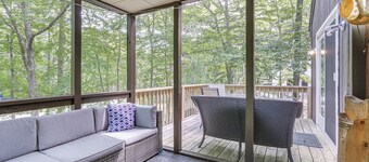 Screened Porch & Deck: Pet-Friendly Poconos Escape