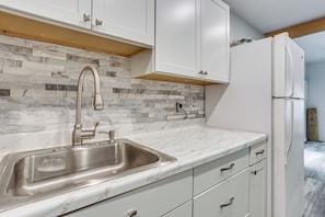 Toaster, cookware/dishes/utensils, dining tables