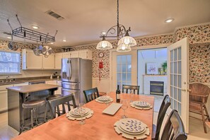 Dining - Grand Fredericksburg Retreat - Walk to Main St! (Fredericksburg)