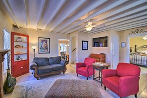 5 bedrooms, iron/ironing board, Internet, bed sheets - Grand Fredericksburg Retreat - Walk to Main St! (Fredericksburg)