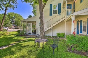 Outdoor dining - Grand Fredericksburg Retreat - Walk to Main St! (Fredericksburg)
