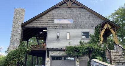 Secluded mountain top luxury getaway in the Nantahala National Forest!