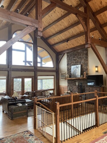 Secluded mountain top luxury getaway in the Nantahala National Forest!