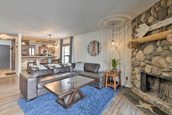 Televisión y chimenea 