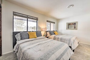 2 habitaciones, escritorio, espacio para trabajar con laptop y internet 