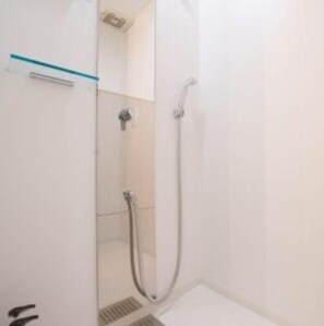 Sèche-cheveux, serviettes fournies