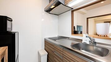 Fridge, microwave, stovetop, cookware/dishes/utensils