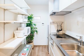 Refrigerador, microondas, parrilla de estufa y utensilios de cocina