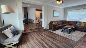 Smart-TV, Kamin, Videospiele, DVD-Player