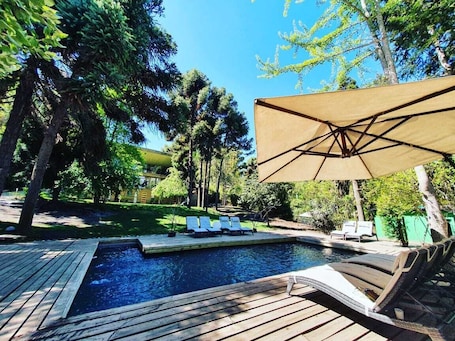 Outdoor pool. Lodge Pehuen Colbún