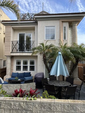 Outdoor dining - Mission Beach San Diego Family Home 3BR--NEW KITCHEN,garage, bikes, beach toys (San Diego)