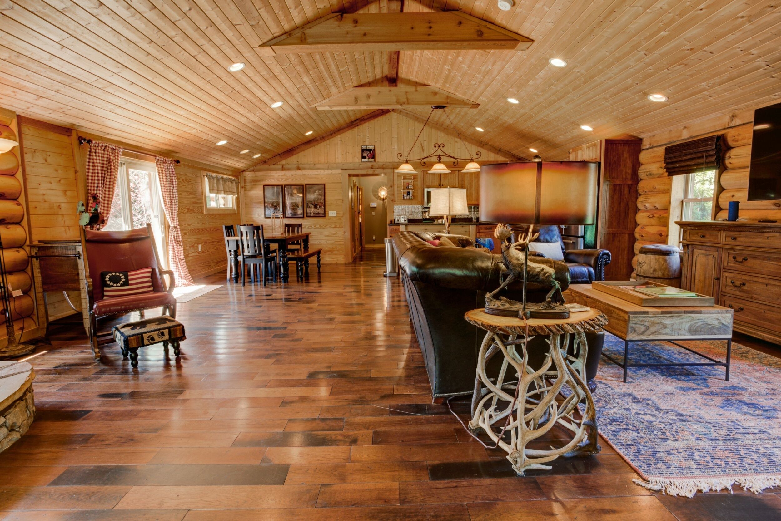 Télévision, baby-foot, table de tennis de table, livres