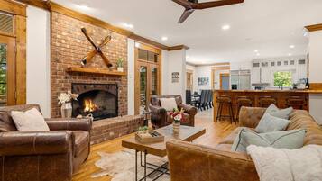 Téléviseur connecté, foyer, table de baby-foot, table de ping-pong