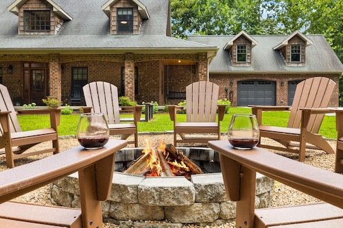 The Lodge · Game Room, Hot Tub, Fire Pit, Gym