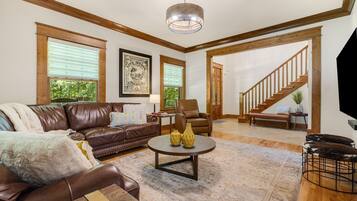 Téléviseur connecté, foyer, table de baby-foot, table de ping-pong