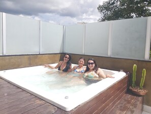 Outdoor spa tub - Duplex penthouse with Jacuzzi in Belo Horizonte (MG)