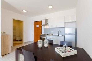 Fridge, oven, stovetop, cookware/dishes/utensils