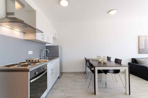 Fridge, oven, stovetop, cookware/dishes/utensils