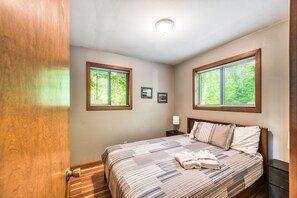 3 dormitorios, escritorio, tabla de planchar con plancha y cuna de viaje