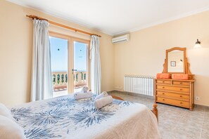 4 bedrooms, in-room safe, iron/ironing board, free WiFi