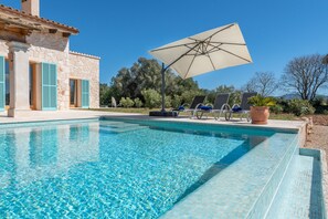 An infinity pool, pool umbrellas, pool loungers - Finca Son Nou - Felanitx (Felanitx)