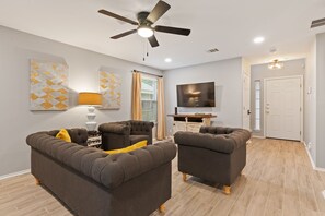 Älytelevisio, kirjoja, stereot, tietokoneen näyttö