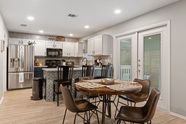 Jääkaappi, mikroaaltouuni, uuni, liesi