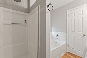 Combined shower/tub, hair dryer, towels, soap - Modern Gem Next To Seaworld (San Antonio)