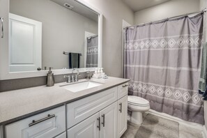 Ensemble douche/baignoire, sèche-cheveux, serviettes fournies, savon