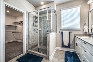 Combined shower/tub, hair dryer, towels, soap - Beautiful 3 story luxury home close to the fun! (Lewisville)