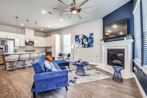 Een smart-tv en een open haard