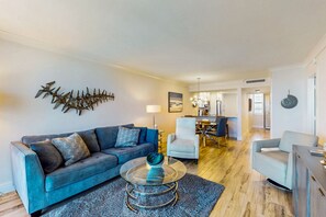 TV, books - Gulf-Front Condo on Tigertail Beach w/ Sunset Views, Balcony, Shared Pool/Tennis (Marco Island)