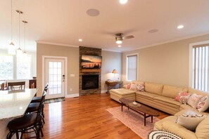 Smart TV, fireplace, books, stereo