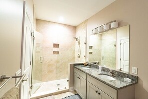 Baignoire, séchoir à cheveux, serviettes fournies, savon