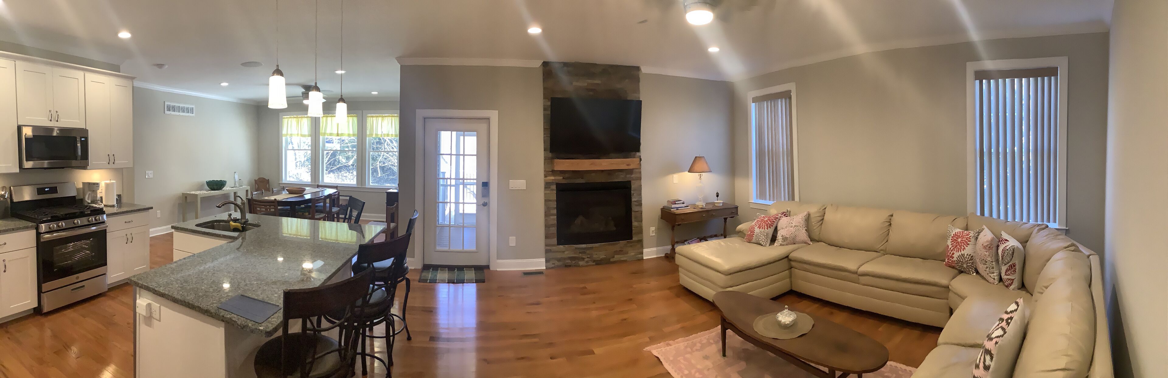 TV connectée, cheminée, livres, chaîne hi-fi