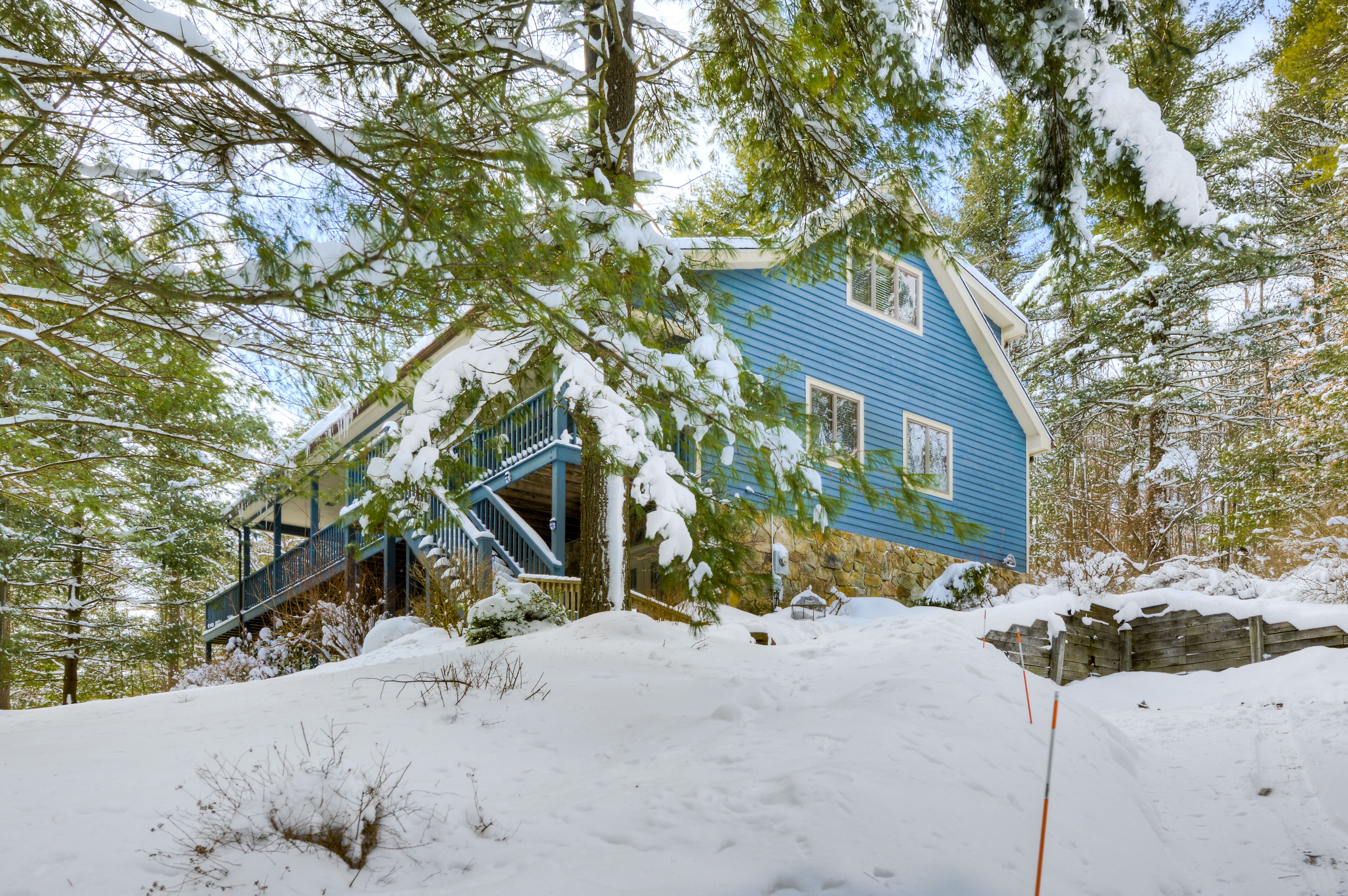 Cabin in the woods with lake views, boat slip, lake access, hot tub & CARC pass