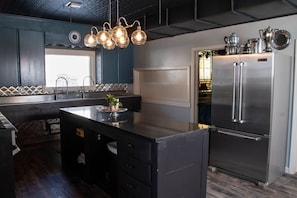 Fridge, microwave, oven, stovetop - Rest & Reignite at The Pulpit House -see video-KING BED - Whole Building PRIVATE (Hagaman)