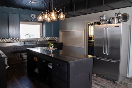 Fridge, microwave, oven, stovetop. Rest & Reignite at The Pulpit House -see video-KING BED - Whole Building PRIVATE