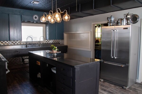 Frigorífico, microondas, horno y placa de cocina