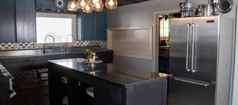 Rest & Reignite at The Pulpit House -see video-KING BED - Whole Building PRIVATE