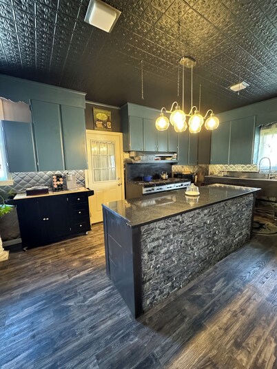 Rest & Reignite at The Pulpit House -see video-KING BED - Whole Building PRIVATE