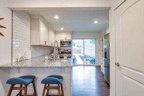 Réfrigérateur, four à micro-ondes, un four, surface de cuisson
