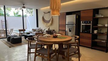 Full-size fridge, microwave, oven, toaster