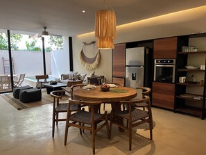 Grand réfrigérateur, micro-ondes, four, grille-pain