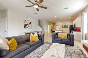 TV - Modern retreat with private pool, lanai, central AC & gas grill (Davenport)