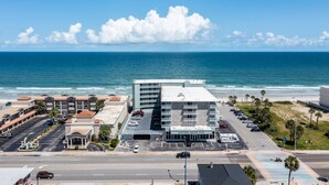 Ein Hotel direkt am Strand mit Parkplatz, Strandclub und Meerblick.